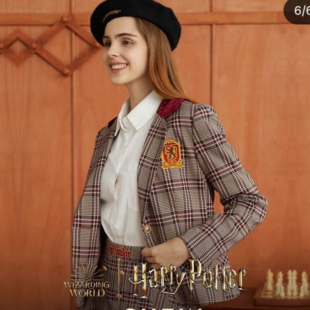 Harry Potter Gryffindor Embroidered Crest Blazer Jacket - Picture 6 of 12